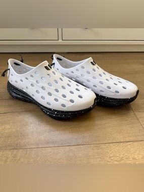 Men’s Kane shoes white size 11